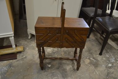 (L-403)  Suurem jalgadel käsitöökast