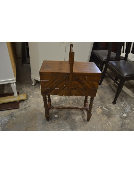 (L-403)  Suurem jalgadel käsitöökast