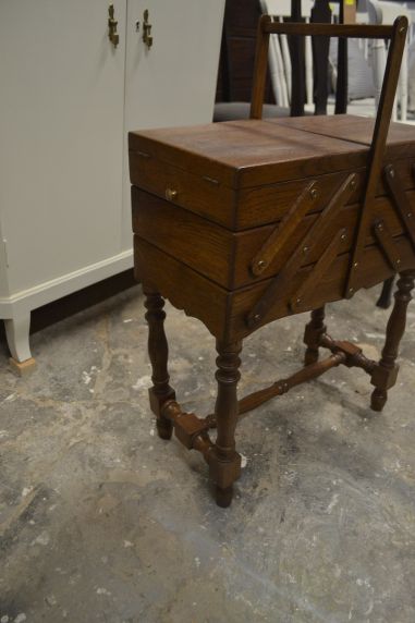 (L-403)  Suurem jalgadel käsitöökast