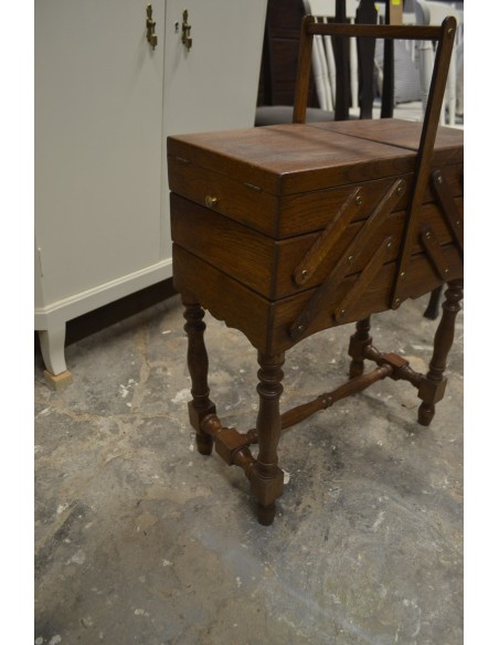 (L-403)  Suurem jalgadel käsitöökast