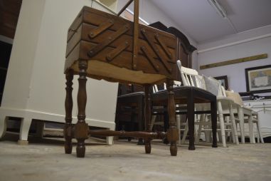 (L-403)  Suurem jalgadel käsitöökast