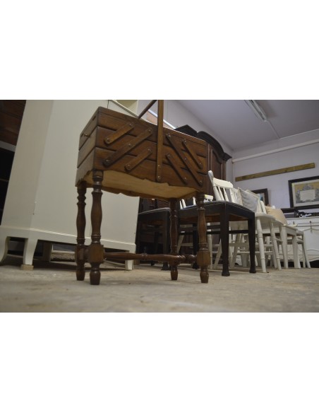 (L-403)  Suurem jalgadel käsitöökast