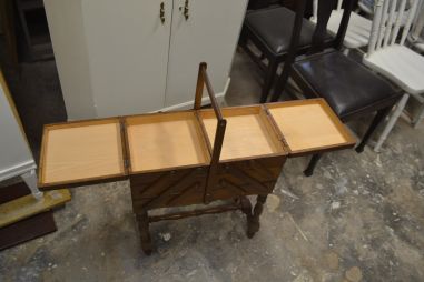 (L-403)  Suurem jalgadel käsitöökast