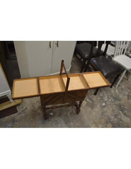 (L-403)  Suurem jalgadel käsitöökast