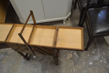 (L-403)  Suurem jalgadel käsitöökast