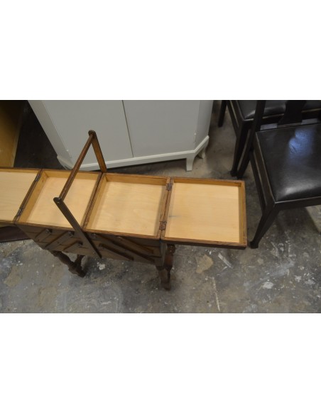 (L-403)  Suurem jalgadel käsitöökast