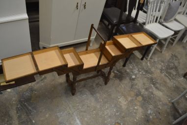 (L-403)  Suurem jalgadel käsitöökast