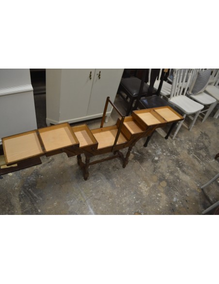 (L-403)  Suurem jalgadel käsitöökast