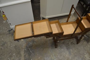 (L-403)  Suurem jalgadel käsitöökast