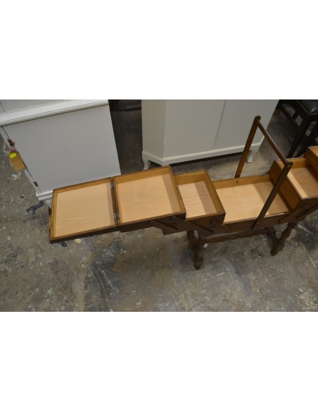 (L-403)  Suurem jalgadel käsitöökast