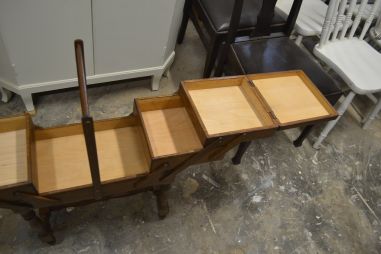 (L-403)  Suurem jalgadel käsitöökast