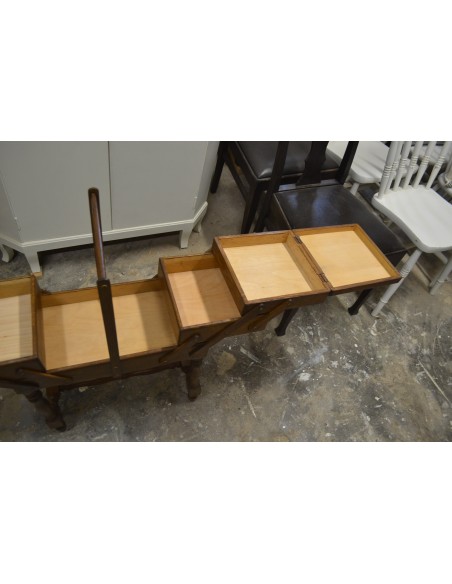 (L-403)  Suurem jalgadel käsitöökast