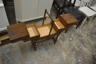 (L-403)  Suurem jalgadel käsitöökast