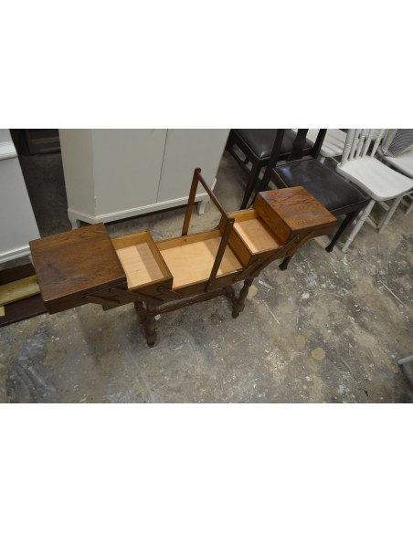 (L-403)  Suurem jalgadel käsitöökast