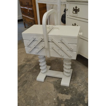 (L-404)  Suurem valge jalgadel käsitöökast