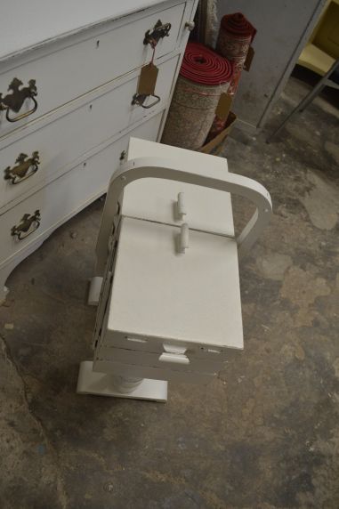 (L-404)  Suurem valge jalgadel käsitöökast