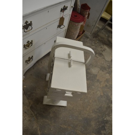 (L-404)  Suurem valge jalgadel käsitöökast