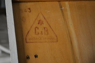 (L-404)  Suurem valge jalgadel käsitöökast