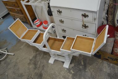 (L-404)  Suurem valge jalgadel käsitöökast