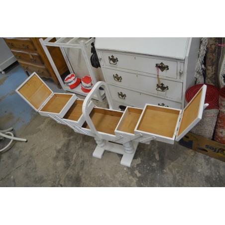 (L-404)  Suurem valge jalgadel käsitöökast