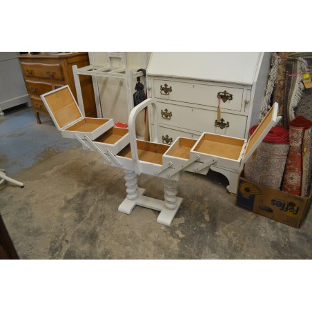 (L-404)  Suurem valge jalgadel käsitöökast