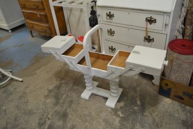 (L-404)  Suurem valge jalgadel käsitöökast