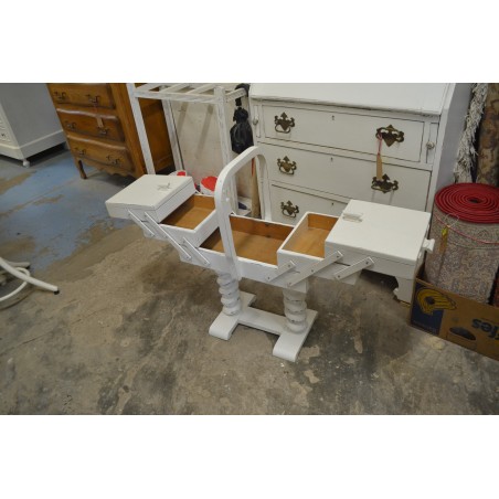 (L-404)  Suurem valge jalgadel käsitöökast