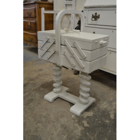 (L-404)  Suurem valge jalgadel käsitöökast