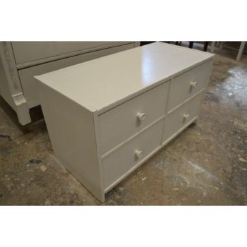 (L-417) Madal valge sahtlitega kummut 2