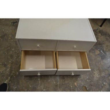 (L-417) Madal valge sahtlitega kummut