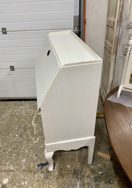 (L-460 ) Valge sahtlitega kummut, sekretär-kirjutuslaud