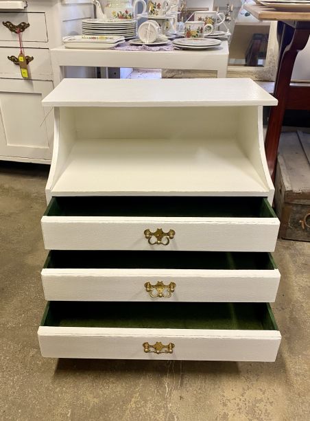 (L-465) Valge väiksem kummut/ öökapp