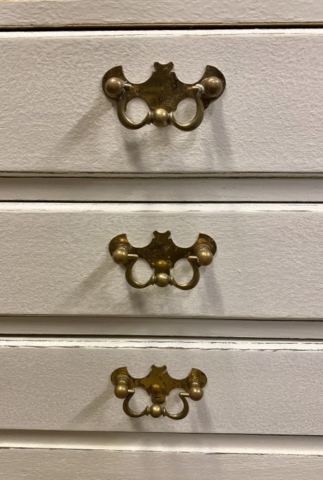 (L-465) Valge väiksem kummut/ öökapp