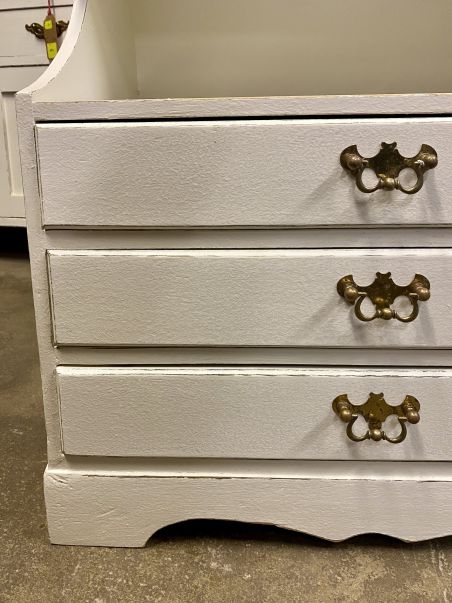 (L-465) Valge väiksem kummut/ öökapp