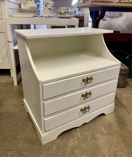 (L-465) Valge väiksem kummut/ öökapp