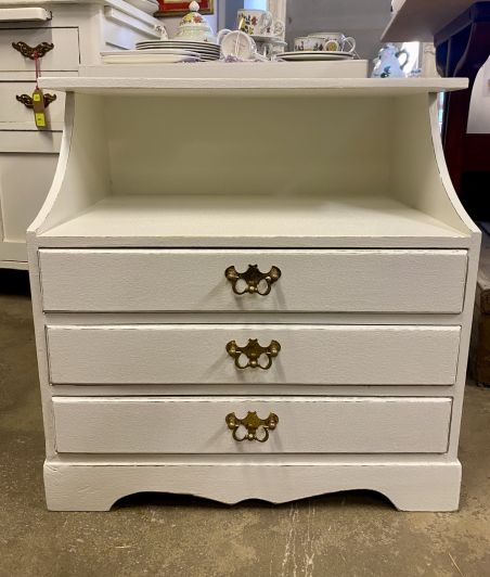 (L-465) Valge väiksem kummut/ öökapp