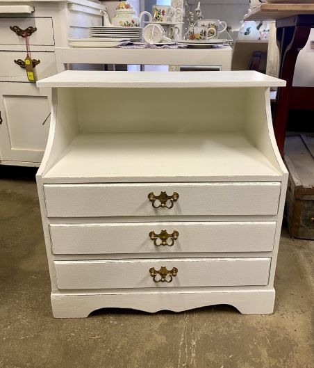 (L-465) Valge väiksem kummut/ öökapp