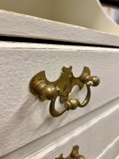 (L-465) Valge väiksem kummut/ öökapp