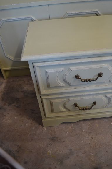 (L-477) Oliiviroheline sahtlitega kummut, TV alus