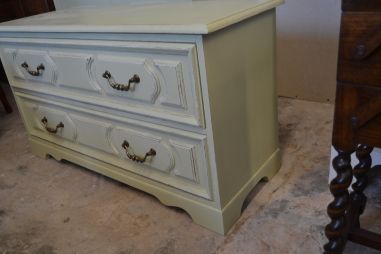 (L-477) Oliiviroheline sahtlitega kummut, TV alus