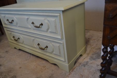 (L-477) Oliiviroheline sahtlitega kummut, TV alus