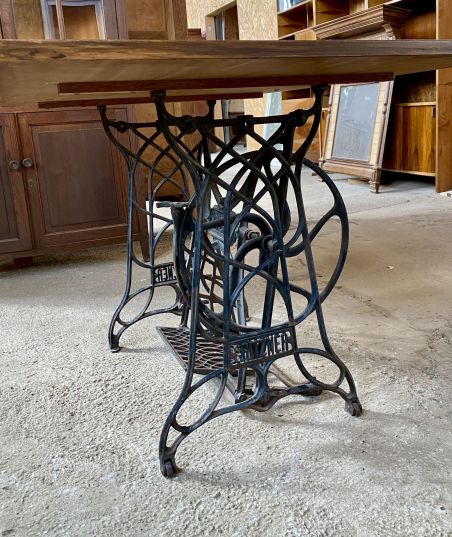 (9-551) Õmblusmasina jalal laud