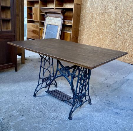 (9-551) Õmblusmasina jalal laud