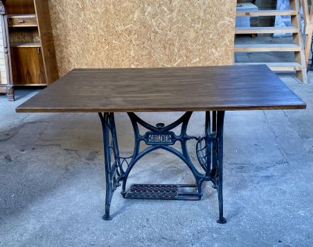 (9-551) Õmblusmasina jalal laud