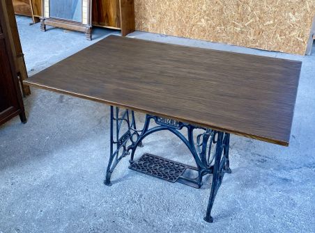 (9-551) Õmblusmasina jalal laud