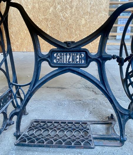 (9-551) Õmblusmasina jalal laud