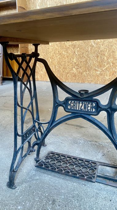 (9-551) Õmblusmasina jalal laud