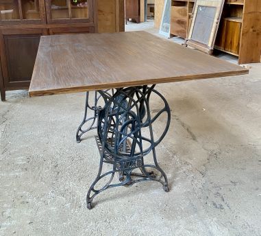 (9-551) Õmblusmasina jalal laud