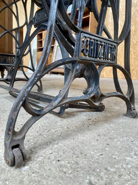 (9-551) Õmblusmasina jalal laud