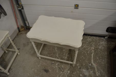 (n-5827) Valge väiksem laud (n-5827) Valge väiksem laud